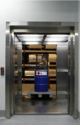 Hidravlično tovorno dvigalo 3350 kg med natovarjanjem, Grčija